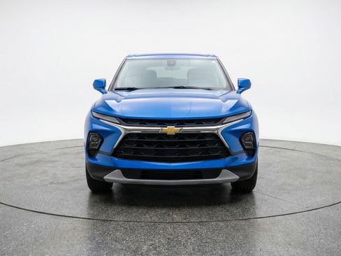 Used 2025 Chevrolet Blazer LT FWD image 2
