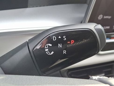 Certified 2025 Volkswagen Tiguan SE w/ Panoramic Sunroof Package image 22