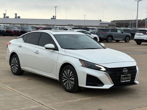 Certified 2023 Nissan Altima 2.5 SV w/ SV Premium Package image 5