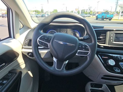 Used 2017 Chrysler Pacifica LX FWD image 10