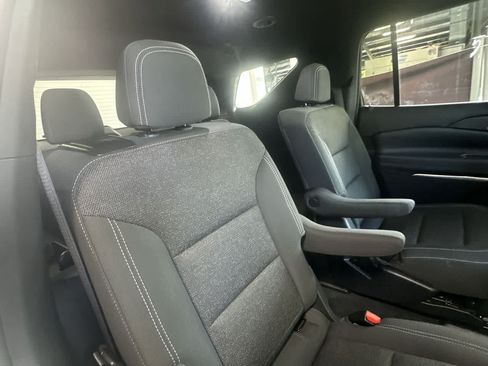 Used 2025 Chevrolet Traverse LT FWD image 26