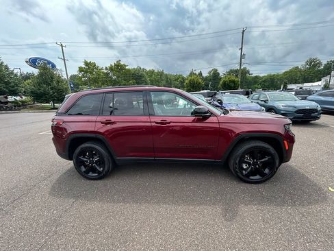 Used 2024 Jeep Grand Cherokee Limited w/ Black Appearance Package AWD/4WD image 4