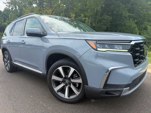 Certified 2024 Honda Pilot Touring image 3