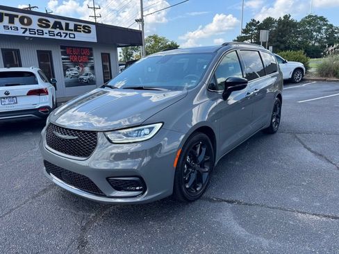 Used 2025 Chrysler Pacifica Limited FWD image 2