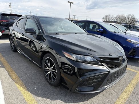Used 2023 Toyota Camry SE image 2