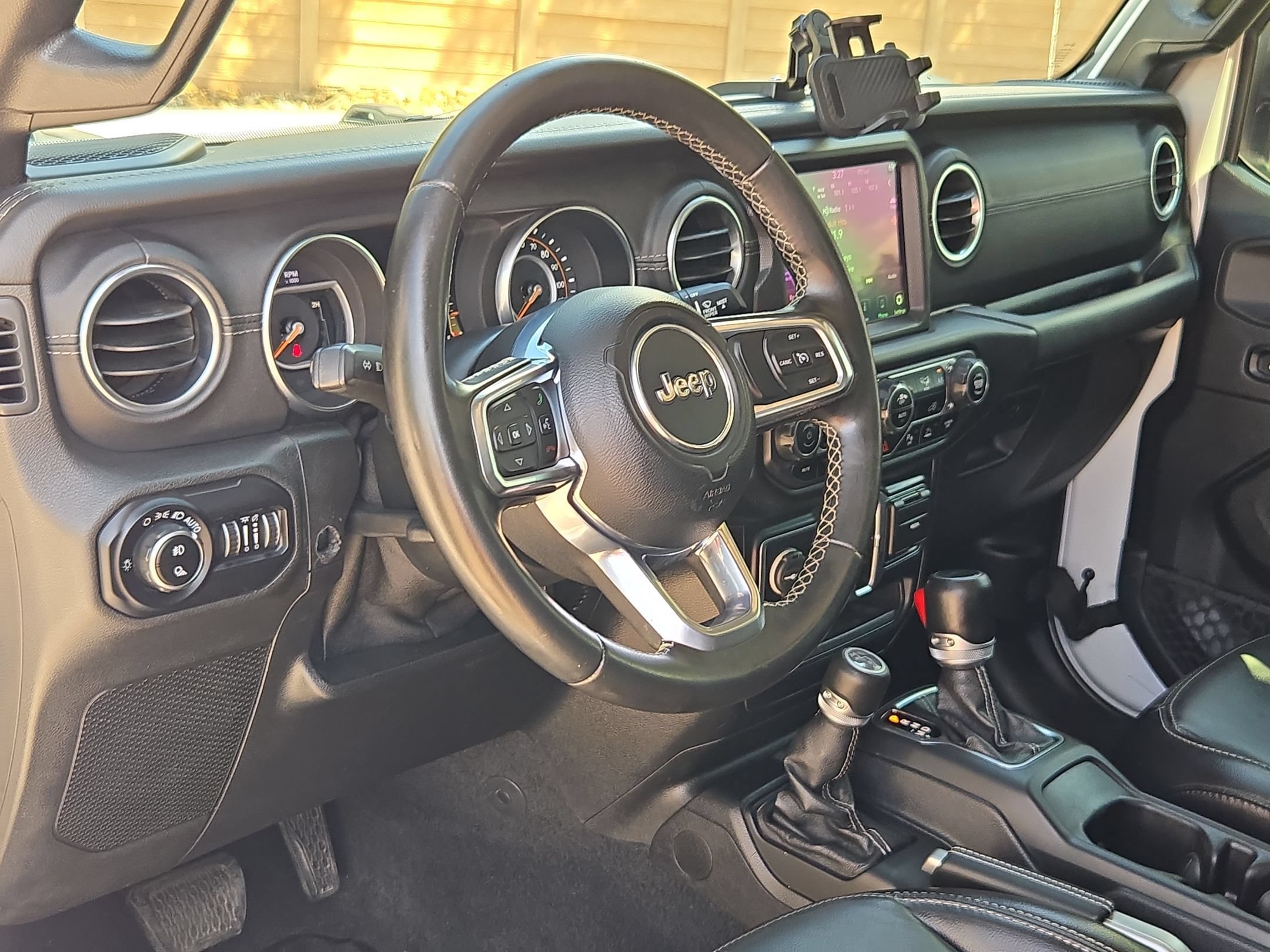 Used 2020 Jeep Gladiator Overland AWD/4WD image 12