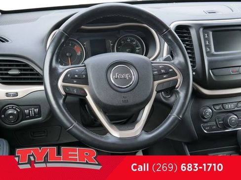Used 2016 Jeep Cherokee Latitude FWD image 41