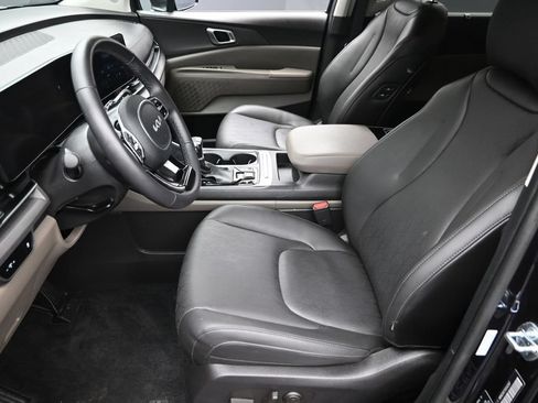 Used 2025 Kia Carnival EX FWD image 19
