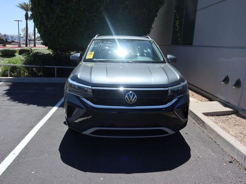 Used 2024 Volkswagen Taos SE w/ Panoramic Sunroof Package image 2