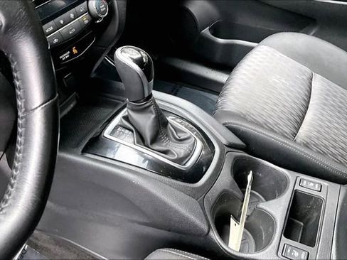 Used 2020 Nissan Rogue SV image 13