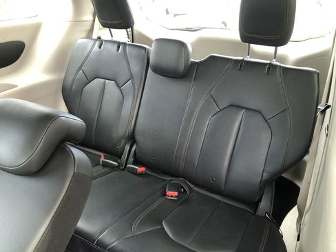 Used 2018 Chrysler Pacifica Touring-L image 12