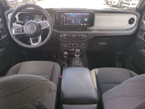 Used 2025 Jeep Wrangler Unlimited Sahara AWD/4WD image 16