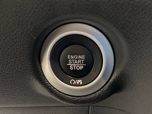 Used 2025 Chrysler Pacifica Select FWD image 27