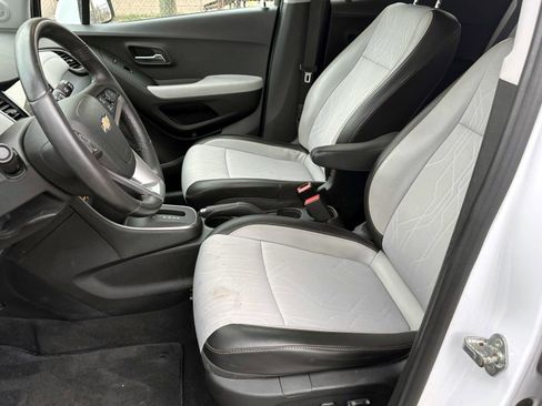 Used 2018 Chevrolet Trax LT w/ LT Convenience Package image 16