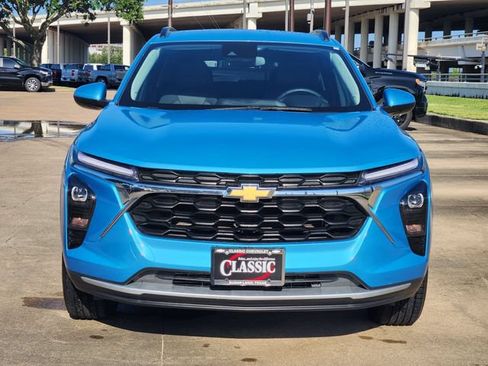 Used 2025 Chevrolet Trax LT w/ Driver Confidence Package FWD image 2