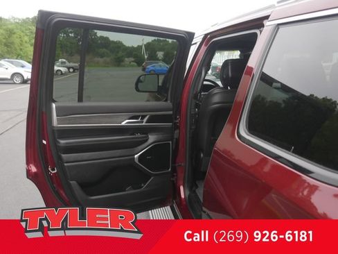Used 2022 Jeep Wagoneer Series III w/ Premium Group I AWD/4WD image 17