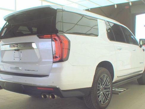 Used 2022 GMC Yukon XL Denali w/ Advanced Technology Package AWD/4WD image 3