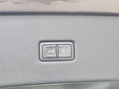 Used 2019 Audi Q8 Prestige w/ Luxury Package image 36