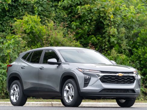 Used 2025 Chevrolet Trax LS w/ LS Convenience Package FWD image 40