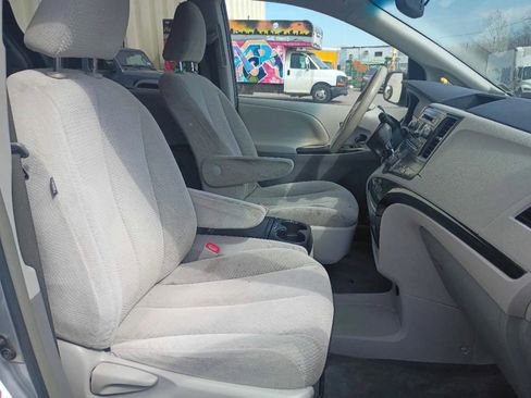 Used 2014 Toyota Sienna LE image 19