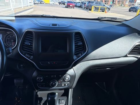 Used 2019 Jeep Cherokee Altitude image 16