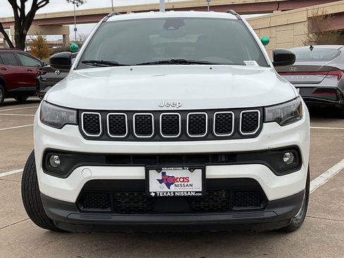 Used 2023 Jeep Compass Latitude image 3
