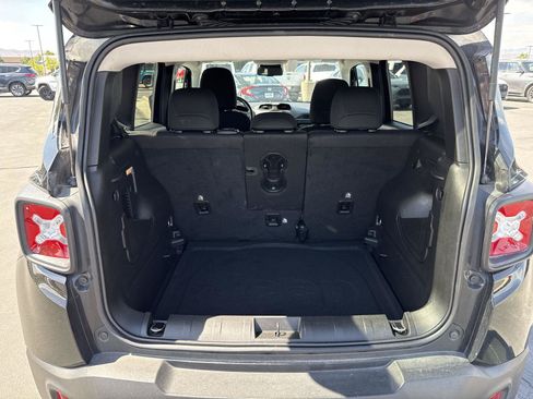 Used 2022 Jeep Renegade Latitude w/ Convenience Group AWD/4WD image 7