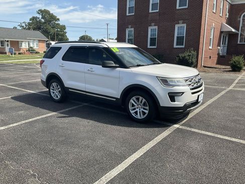 Used 2018 Ford Explorer XLT AWD/4WD image 2
