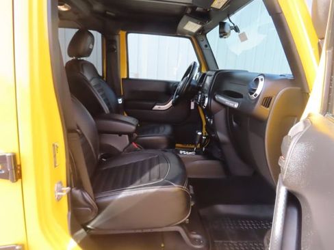 Used 2015 Jeep Wrangler Unlimited Rubicon w/ Connectivity Group AWD/4WD image 27