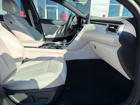 Used 2025 Genesis G70 2.5T image 8