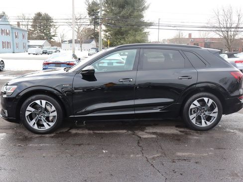 Used 2021 Audi e-tron Premium w/ Convenience Plus Package image 8