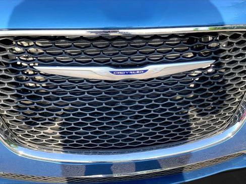Used 2023 Chrysler 300 Touring RWD image 5