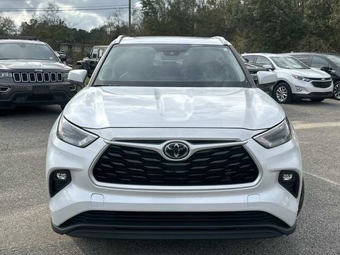 Used 2023 Toyota Highlander XLE image 2