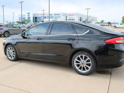Used 2017 Ford Fusion SE FWD image 14