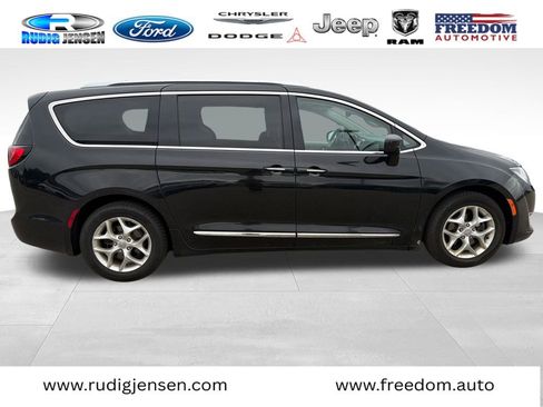 Used 2018 Chrysler Pacifica Touring-L Plus FWD image 6