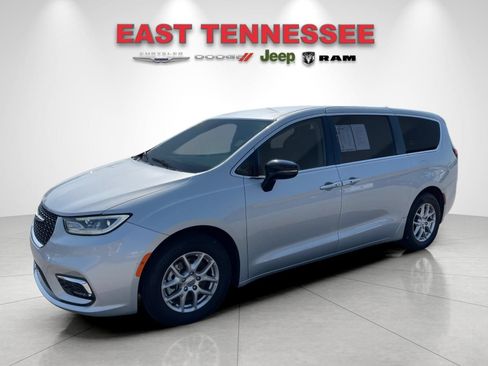 Used 2024 Chrysler Pacifica Touring-L FWD image 7