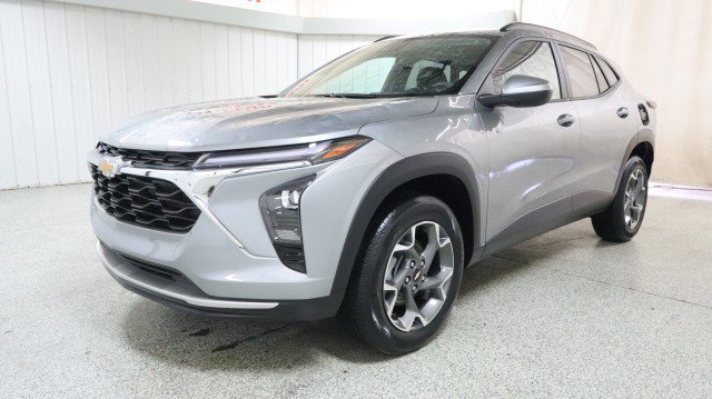 Used 2025 Chevrolet Trax LT FWD image 2