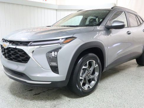Used 2025 Chevrolet Trax LT FWD image 2