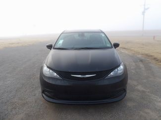 Used 2023 Chrysler Voyager LX video 3