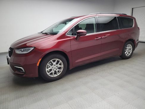Used 2022 Chrysler Pacifica Touring-L FWD image 2