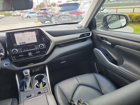 Used 2024 Toyota Highlander LE image 17