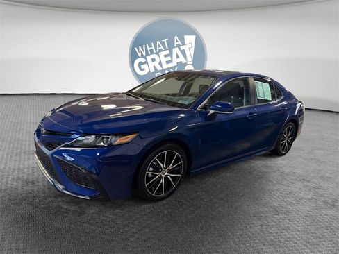Used 2023 Toyota Camry SE w/ Cold Weather Package image 8