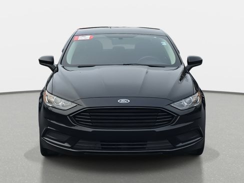 Used 2017 Ford Fusion SE w/ Fusion SE Technology Package image 2