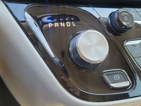 Used 2023 Chrysler Pacifica Touring-L FWD image 34