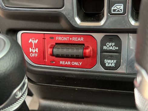 Used 2025 Jeep Wrangler Unlimited Rubicon w/ Convenience Group AWD/4WD image 9