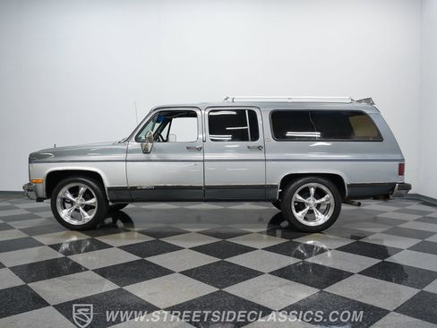 Used 1990 Chevrolet Suburban 2WD image 8