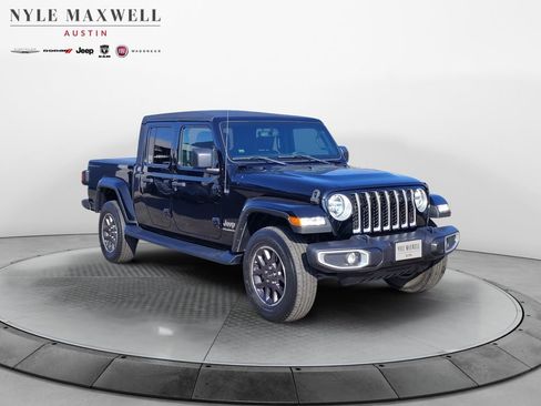 Used 2023 Jeep Gladiator Overland w/ Cold Weather Group image 2