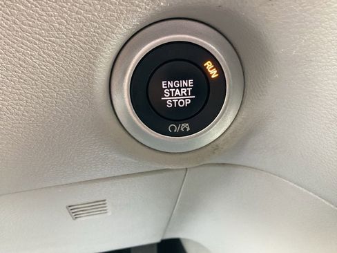 Used 2023 Chrysler Pacifica Touring-L image 22