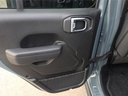 Used 2024 Jeep Gladiator Sport image 15