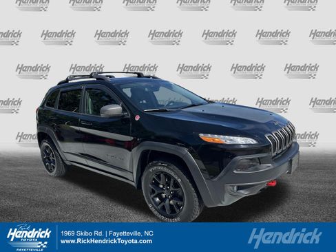 Used 2018 Jeep Cherokee Trailhawk AWD/4WD image 1
